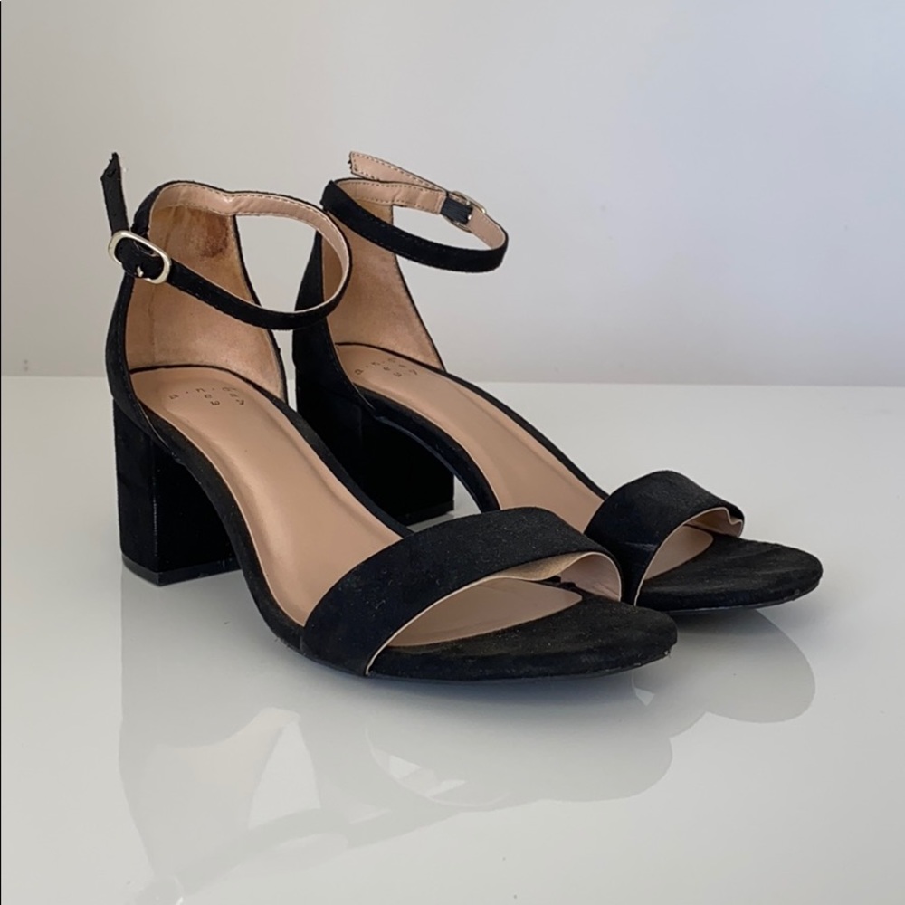 Cute simple black heels - Size 6.5